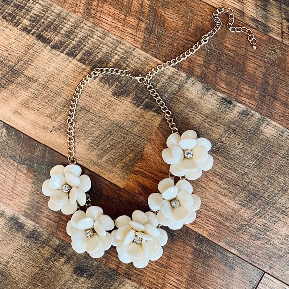 Beautiful Flower Statement Necklace! - Picture 7 of 7